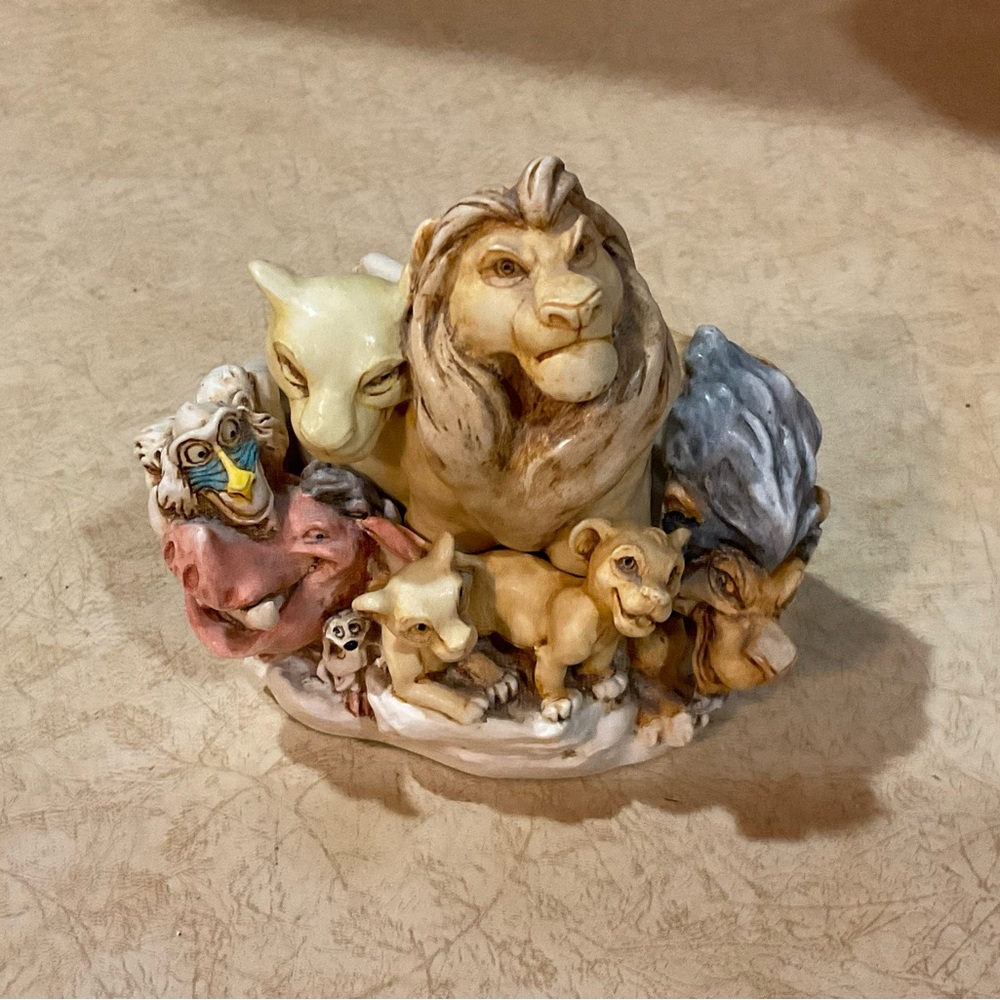 Harmony Kingdom: Disney Lion King Pride Rock animal Trinket wooden box figure.